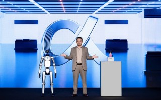 改变中的荣耀： CEO李健称手机不应是“无聊黑色方块”